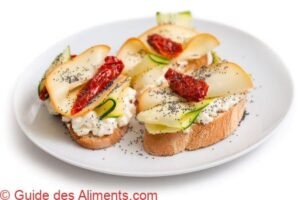 crostini conditi con stracchino, zucchine, pomodori secchi e scamorza, antipasti italiani