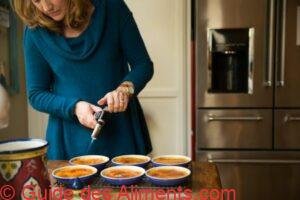 Femme faisant de la crème brûlée