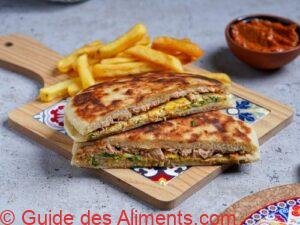 Mhadjeb fourré au thon, aux oeufs et aux herbes fraîches
