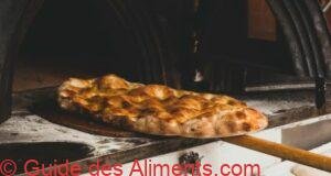 Schiacciata est une sorte de pain fabriqué en Toscane, Italie