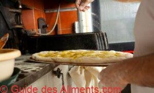 Schiacciata est une sorte de pain fabriqué en Toscane, Italie