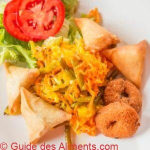 assiette cr&eacute;ole, achards, samoussas, bonbons piment, salade verte et tomates