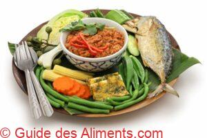 nam phrik pla - légumes avec pâte de maquereau court, salade traditionnelle thaï