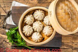 Momo dans un cuiseur vapeur en bambou.