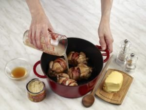 Mouiller les cailles avec le fond de volaille