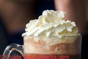 Chocolat chaud &agrave; la cr&egrave;me fouett&eacute;e