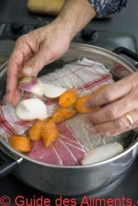 Cuire les pieds de porc dans un court-bouillon au faitout