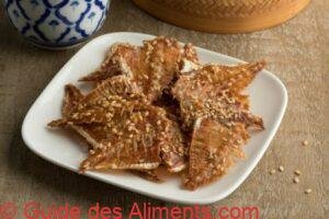 Plat aux arêtes de Grande sériole frits. Cuisine thaïlandaise