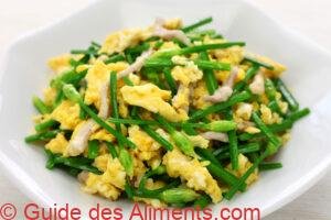 ciboulette chinoise en fleurs saut&eacute; avec des &oelig;ufs, cuisine chinoise