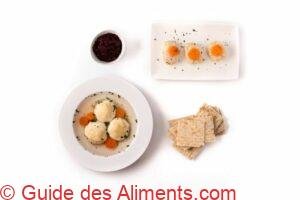 Soupe juive traditionnelle aux boulettes de matza, poisson gefilte et pain matza