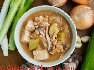 Ragoût coréen traditionnel Cheonggukjang et légumes