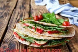 Piadina Romagnola avec mozzarella, tomates, jambon et salade de roquette