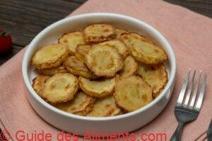 Tranches de courge crookneck frite à l'huile avec de l'ail