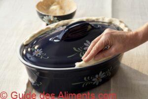 Luter le couvercle avec de la p&acirc;te