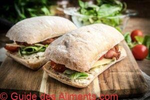 Sandwich &agrave; la ciabatta avec salade de roquette, bacon et fromage