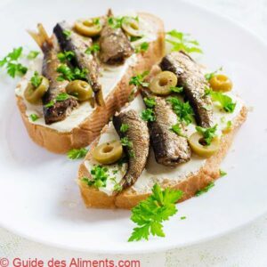 smorrebrod avec des sprats, des olives vertes et du beurre. Cuisine danoise.