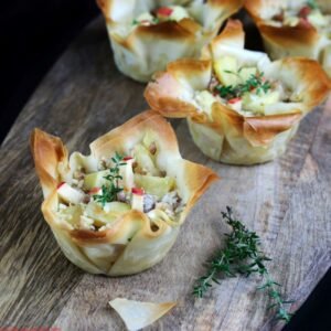 Corolles de p&acirc;te phyllo au fromage gorgonzola, pommes et noix