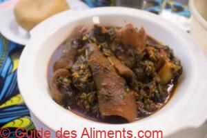 Soupe de légumes nigériane cuisinée avec des viandes assorties, du poisson séché, de la peau de vache (Ponmo ijebu) et du Garri ou Eba.