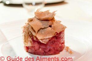 Truffe blanche d'Alba tranch&eacute;e sur viande hach&eacute;e crue de race pi&eacute;montaise Fassona