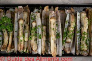 couteaux grill&eacute; avec de l'ail, du persil, de l'huile d'olive et de la tranche de citron