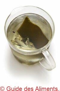 dashi iriko niboshi (anchois s&eacute;ch&eacute;) et kombu (varech s&eacute;ch&eacute;)