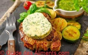 Délicieux steak de porc au beurre d'herbes