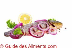 tanche pr&ecirc;te &agrave; cuire en tranches avec persil, oignons et citron