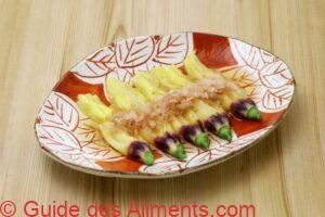 Fleurs de gombo trempées dans du bouillon dashi et bonite