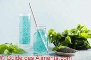 Cocktail bleu aux graines de basilic