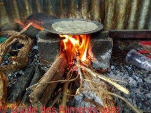 Bhakari (pain indien) fait sur Tawa au feu de bois.