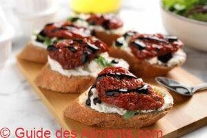 Délicieuses bruschettas avec tomates séchées au soleil, fromage à la crème et vinaigre balsamique