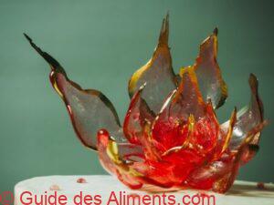 Fleur d'isomalt rouge comestible