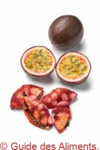 Fruit de la passion frais coup&eacute; en deux et fruits de la passion confits s&eacute;ch&eacute;s