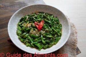 assiette de Limnocharis ou de genjer de bunga d'oseng , est une cuisine traditionnelle indon&eacute;sienne saine