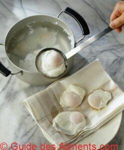 &Eacute;goutter les oeufs poch&eacute;s