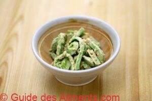 foug&egrave;re d'autruche m&eacute;lang&eacute;e &agrave; une vinaigrette aux noix, cuisine japonaise