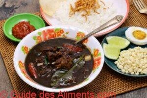 nasi rawon, soupe de b&oelig;uf noir indon&eacute;sienne avec riz