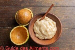 Porridge de ma&iuml;s africain enrichi de pulpe de fruits orange natal (Strychnos spinosa)