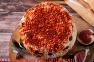 Fromage Adyghe saupoudr&eacute; de paprika fum&eacute; et de tomates s&eacute;ch&eacute;es