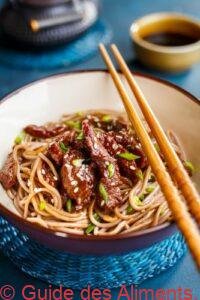 Nouilles saut&eacute;es yakisoba au b&oelig;uf