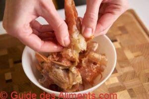 Femme nettoyant des crevettes pour la cuisson