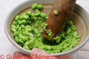 Zunda mochi (gâteau de riz enrobé de pâte d'edamame sucrée), un dessert japonais