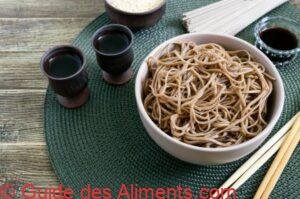 Soba froid (nouilles au sarrasin) avec sauce et sésame