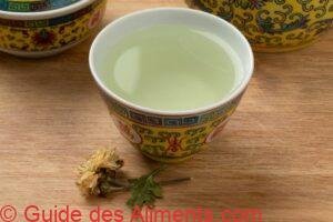 Tasse de th&eacute; de fleurs de chrysanth&egrave;me blanches s&eacute;ch&eacute;es