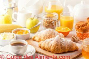 Petit-d&eacute;jeuner continental avec croissants frais, jus d'orange et caf&eacute;