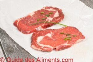 deux steaks de boeuf Charolais crus