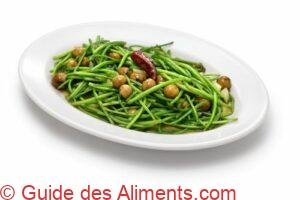tiges de flocons de neige d'eau blanche sautées avec fruits de cordia dichotoma marinés