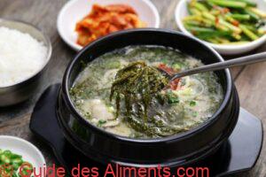 Momguk (soupe aux algues sargasses), une sp&eacute;cialit&eacute; de l'&icirc;le de Jeju, en Cor&eacute;e du Sud