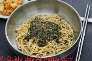 Nouilles froides à l'huile de périlla coréenne
