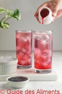 sirop de Cocopandan glacé servi avec la garniture de graines de coco et de basilic